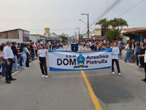 Desfile de 7 de setembro lota avenida em Capivari de Baixo