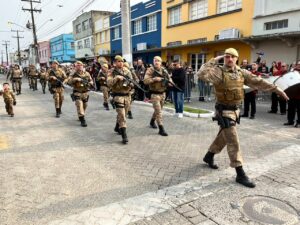 Laguna realiza desfile cívico para celebrar a Independência