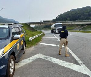 Operação da PRF flagra 64 veículos acima do limite de velocidade