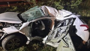 Carro em alta velocidade bate em poste e deixa uma vítima fatal