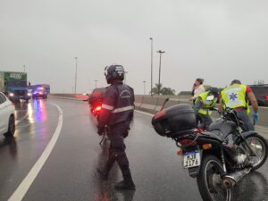 Motociclista se envolve em acidente na beira-mar norte