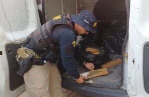 Polícia apreende 250 kg de maconha em furgão com placas clonadas