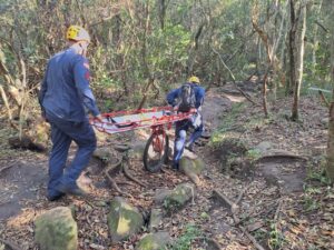 Turista é resgatada com entorse na trilha do Morro das Aranhas