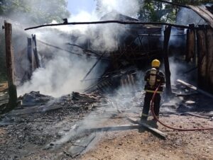 Bombeiros combatem incêndio em aviário de Nova Veneza