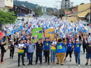 Osmar Teixeira traz João Rodrigues para caminhada em  Itajaí 