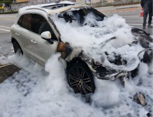 Vídeo: Incêndio destroi Porsche de mais de R$ 500 mil em BC