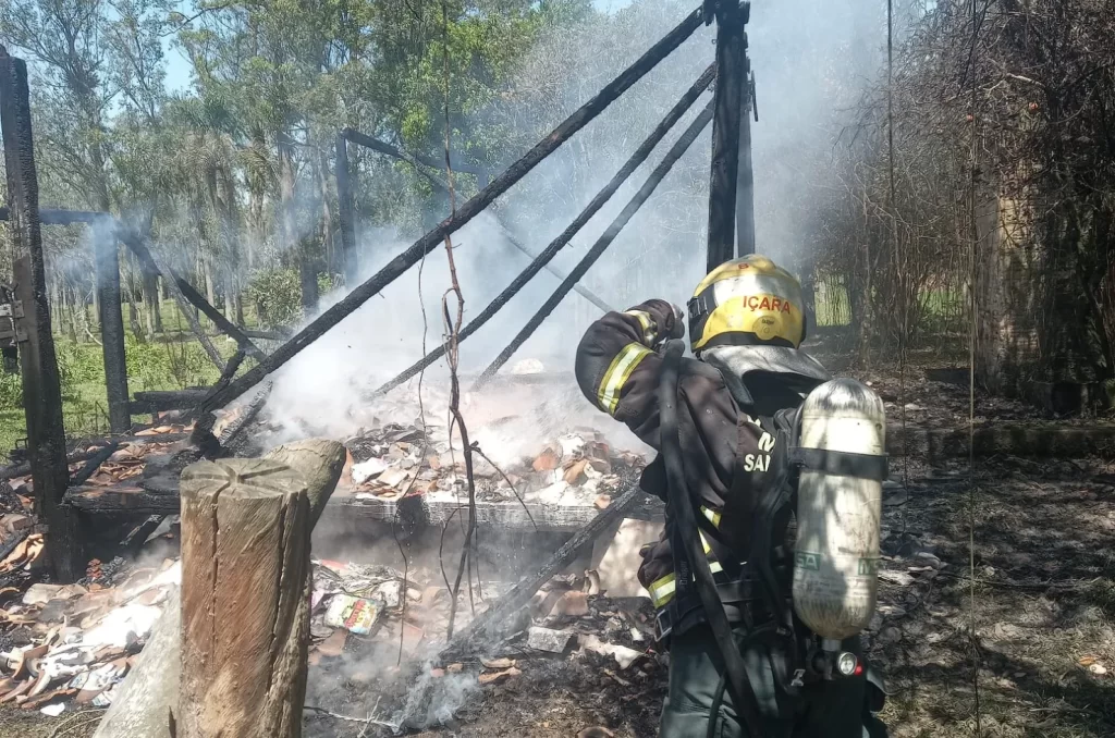 Incêndio consome casa de madeira abandonada no bairro Quarta Linha, em Criciúma