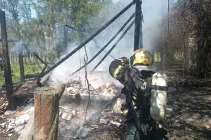 Incêndio destrói residência no bairro Quarta Linha, em Criciúma