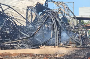 Incêndio destrói indústria em Criciúma: veja imagens