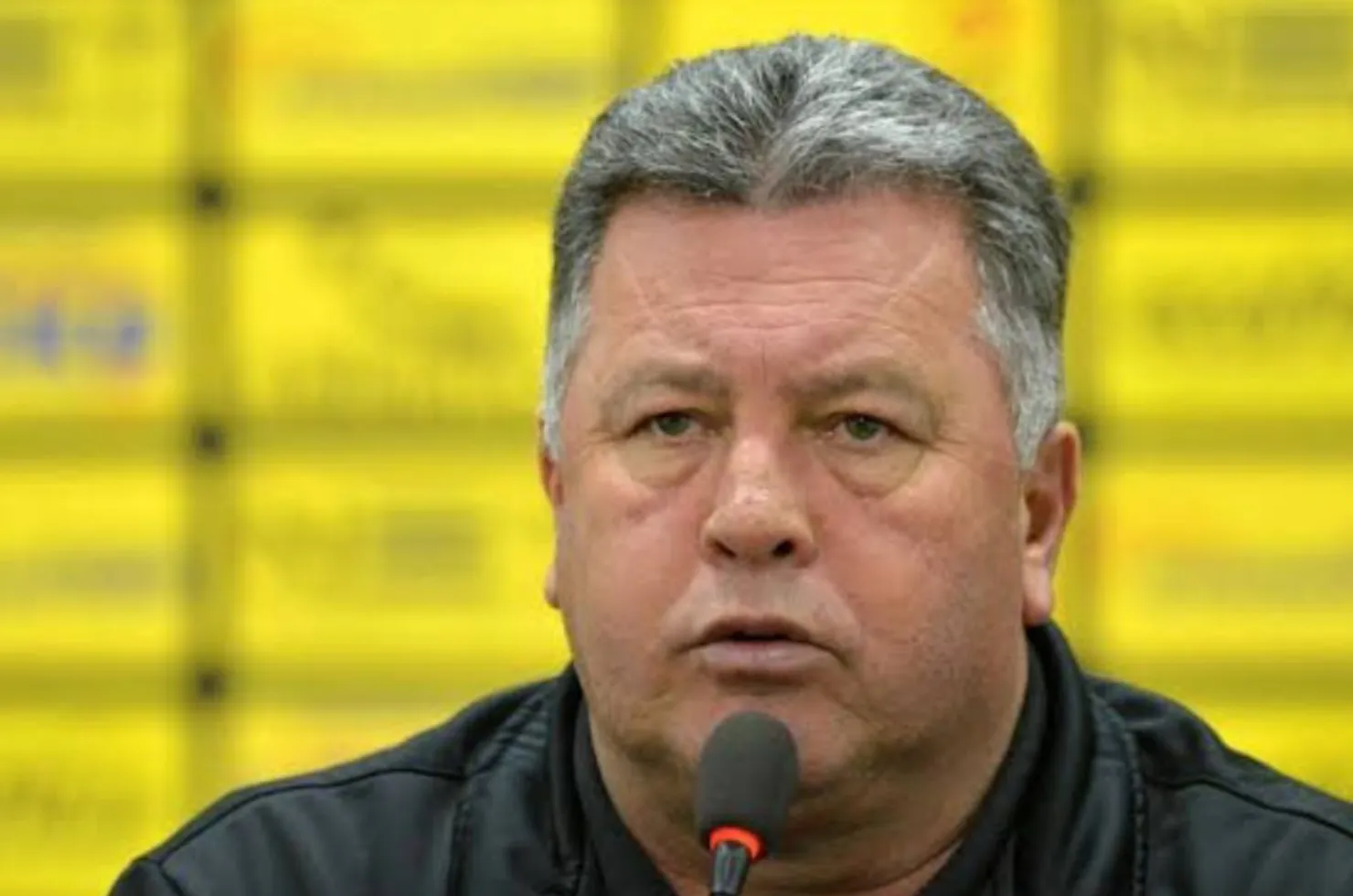 Roberto Cavalo, técnico do Itabaiana, durante coletiva