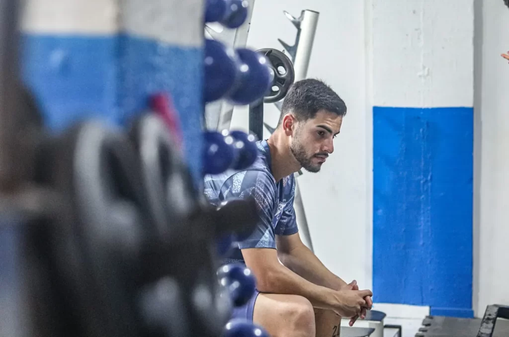 Jogadores do Caravaggio em treino físico na academia, com o preparador físico Túlio Salvaro supervisionando