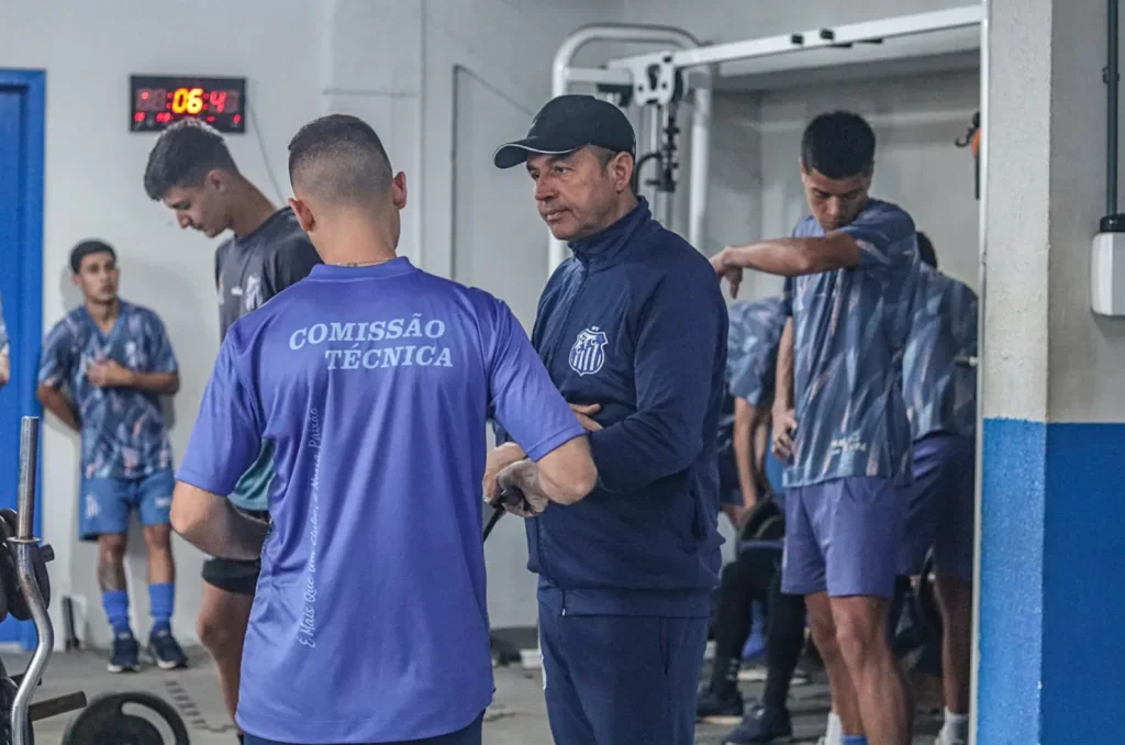 Jogadores do Caravaggio em treino físico na academia, com o preparador físico Túlio Salvaro supervisionando