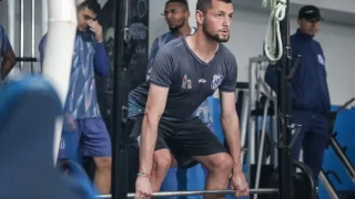 Jogadores do Caravaggio em treino físico na academia, com o preparador físico Túlio Salvaro supervisionando