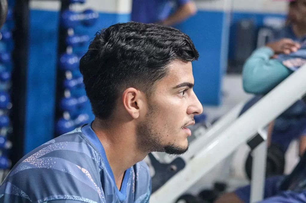 Jogadores do Caravaggio em treino físico na academia, com o preparador físico Túlio Salvaro supervisionando