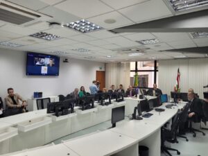 Desembargador pede vista e julgamento de Clésio Salvaro é adiado: réus seguem presos