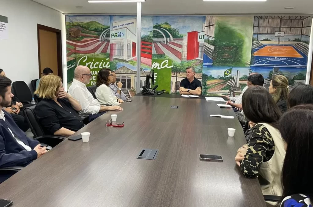 ncontro entre CDL de Criciúma, lojistas e prefeito interino Ricardo Fabris para definir a programação de Natal de 2024