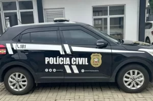 Mãe condenada por aliciar filhos para encontros sexuais é presa
