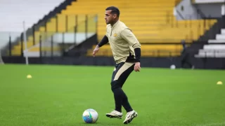 Miguel Trauco durante treino do Criciúma Esporte Clube