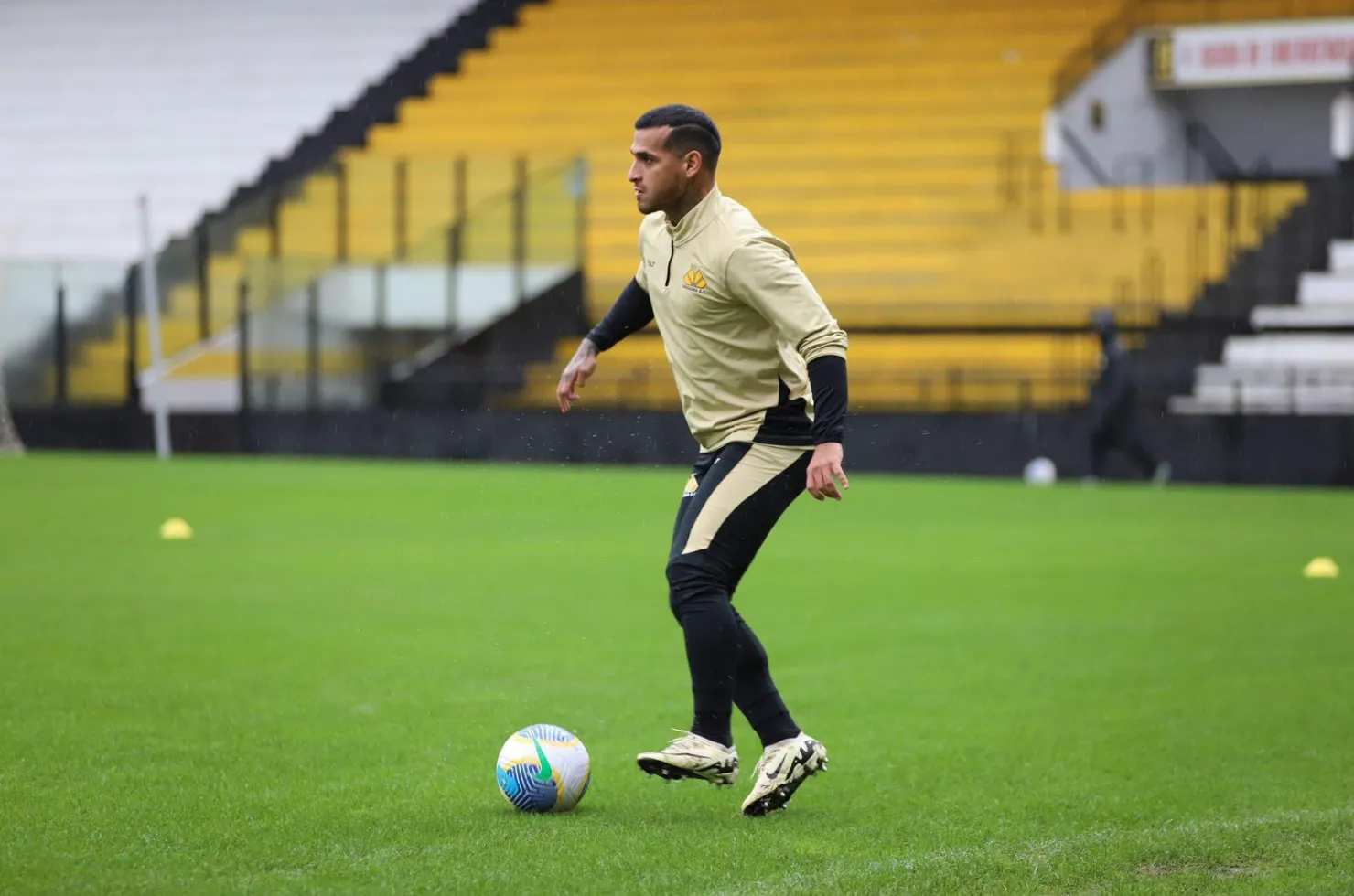 Miguel Trauco durante treino do Criciúma Esporte Clube