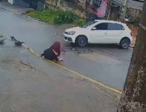 Mulher colide em muro em Camboriú