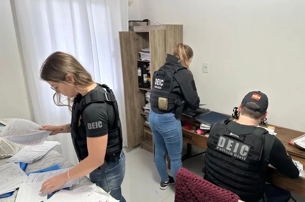 Imagem da Polícia Civil de Santa Catarina realizando operação contra fraudes em licitações