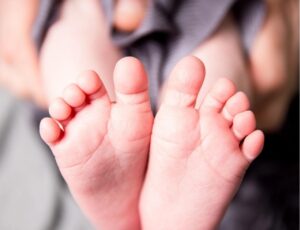 PM prende mãe acusada de abandonar criança de 6 meses