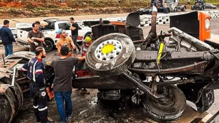 Caminhão do piloto George Amaro após acidente durante campeonato de arrancada