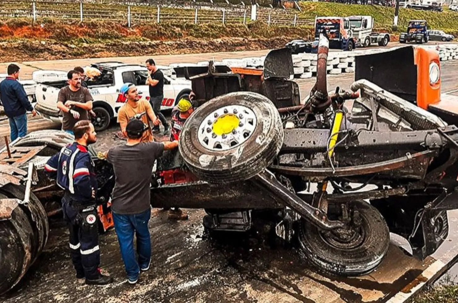 Caminhão do piloto George Amaro após acidente durante campeonato de arrancada