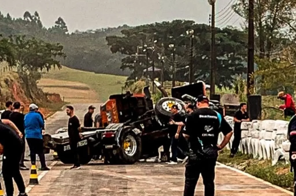 Caminhão do piloto George Amaro após acidente durante campeonato de arrancada