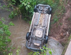 Populares salvam motorista que caiu de ponte 