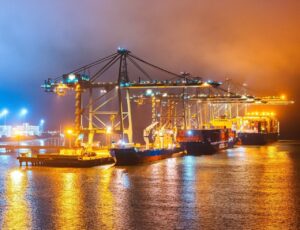 Porto Itapoá opera três navios simultaneamente