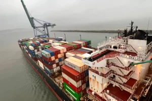 Porto de Imbituba recebe embarcação de grandes proporções