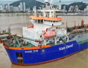 Porto de Itajaí não paga dívida com empresa de dragagem