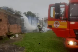 Residência que pegou fogo em São João do Sul nesta quinta-feira (12)