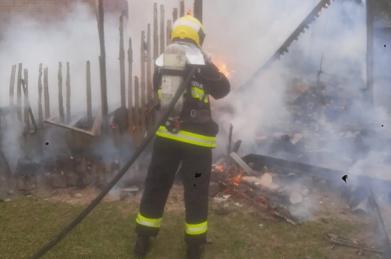 Residência que pegou fogo em São João do Sul nesta quinta-feira (12)