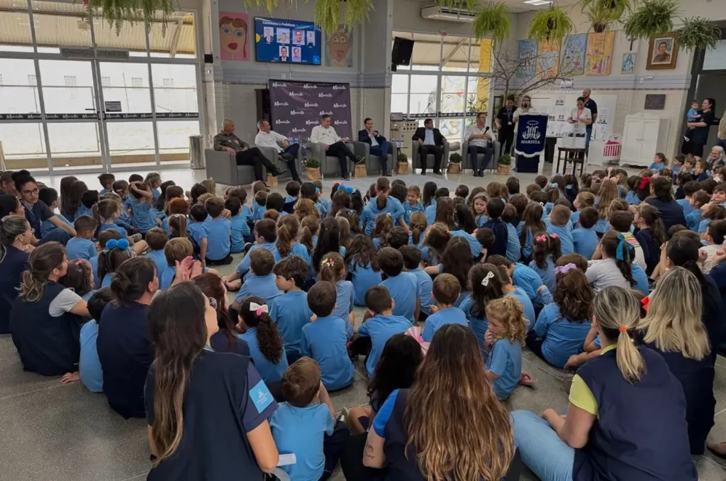 Candidatos à prefeito de Criciúma participam de debate em um colégio