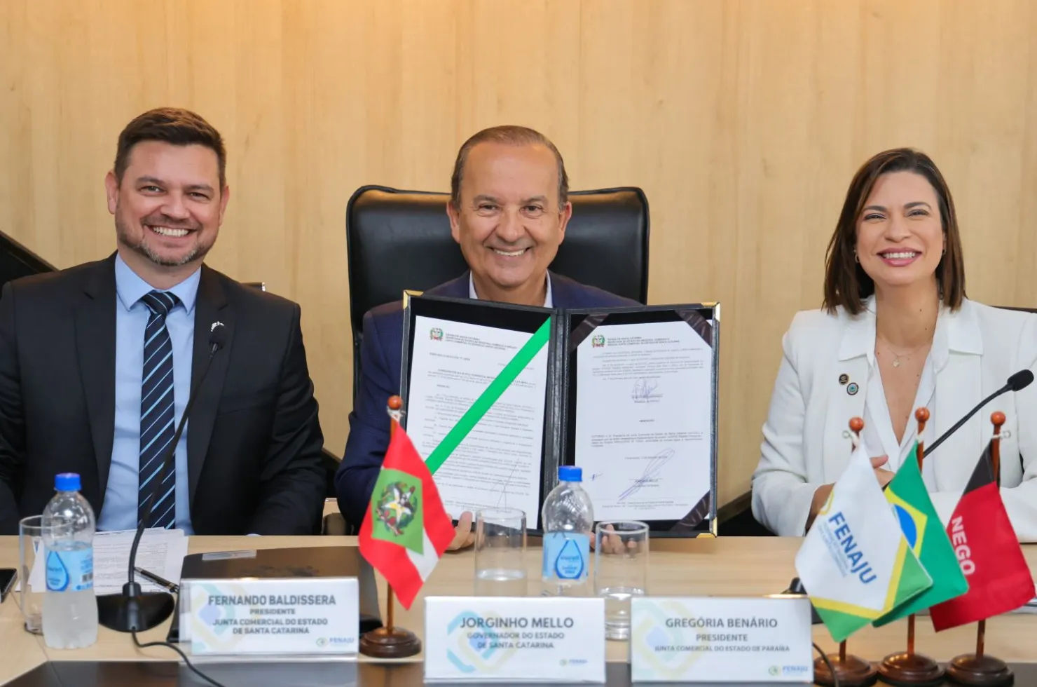 Governador Jorginho Mello assina a portaria do projeto Jucesc Registro Inteligente durante o Encontro Nacional de Presidentes das Juntas Comerciais em Florianópolis