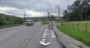 Motorista bate o carro após passar por pista escorregadia em Imbituba