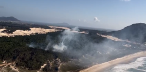 Incêndio na Praia do Moçambique é controlado após ação rápida