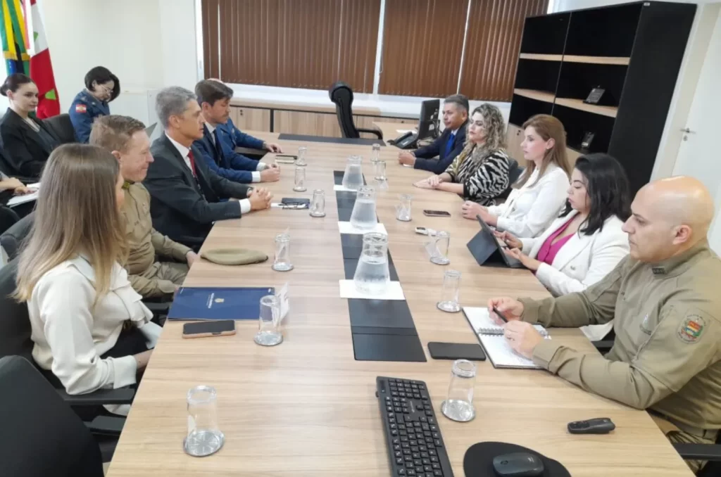 Camila Pintarelli durante visita à Secretaria de Segurança Pública de Santa Catarina