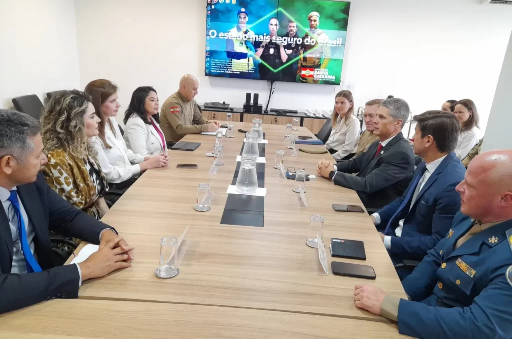 Camila Pintarelli durante visita à Secretaria de Segurança Pública de Santa Catarina