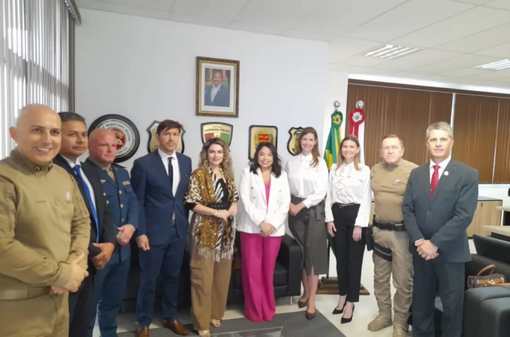 Camila Pintarelli durante visita à Secretaria de Segurança Pública de Santa Catarina