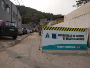 Obras de esgoto avançam e interditam vias em bairro da Capital