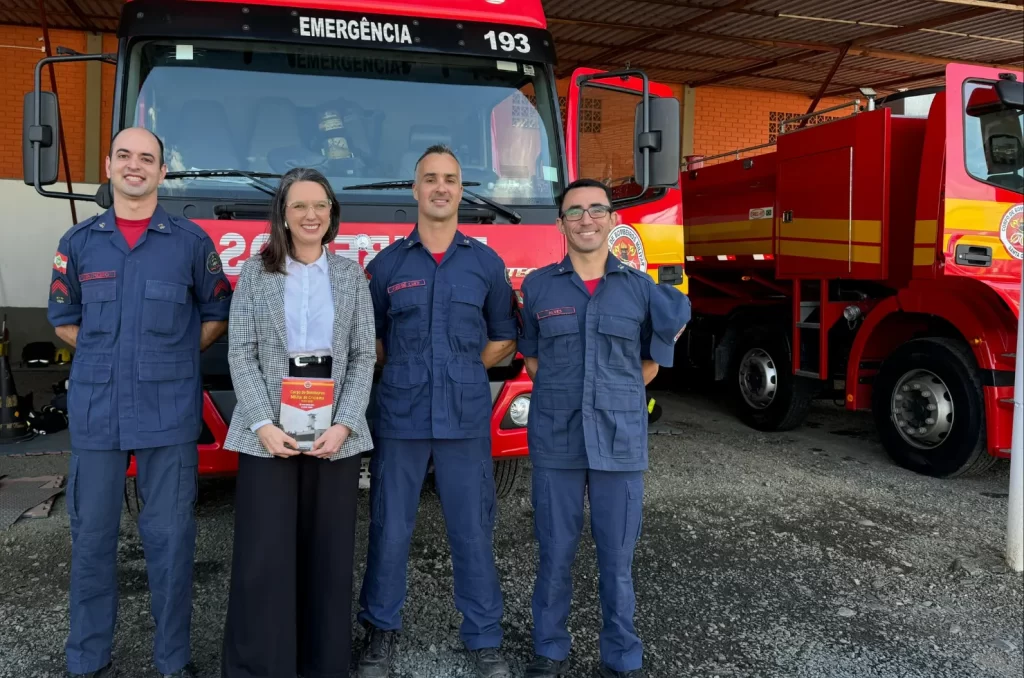 Sobrevivente de explosão visita bombeiros para agradecer