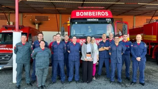 Sobrevivente de explosão visita bombeiros para agradecer