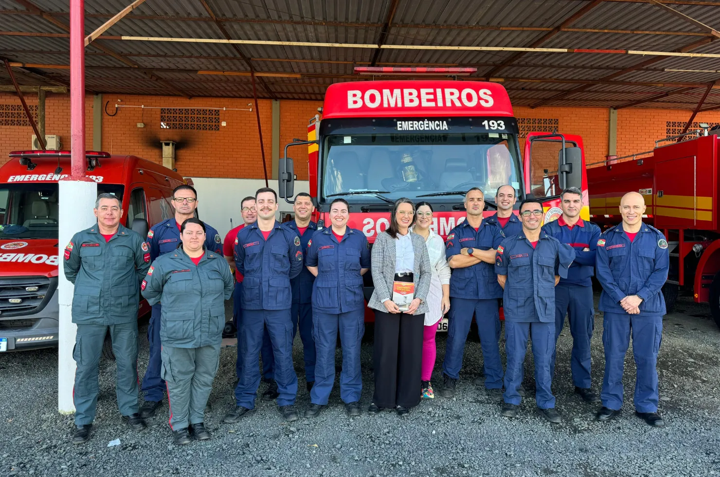 Sobrevivente de explosão visita bombeiros para agradecer