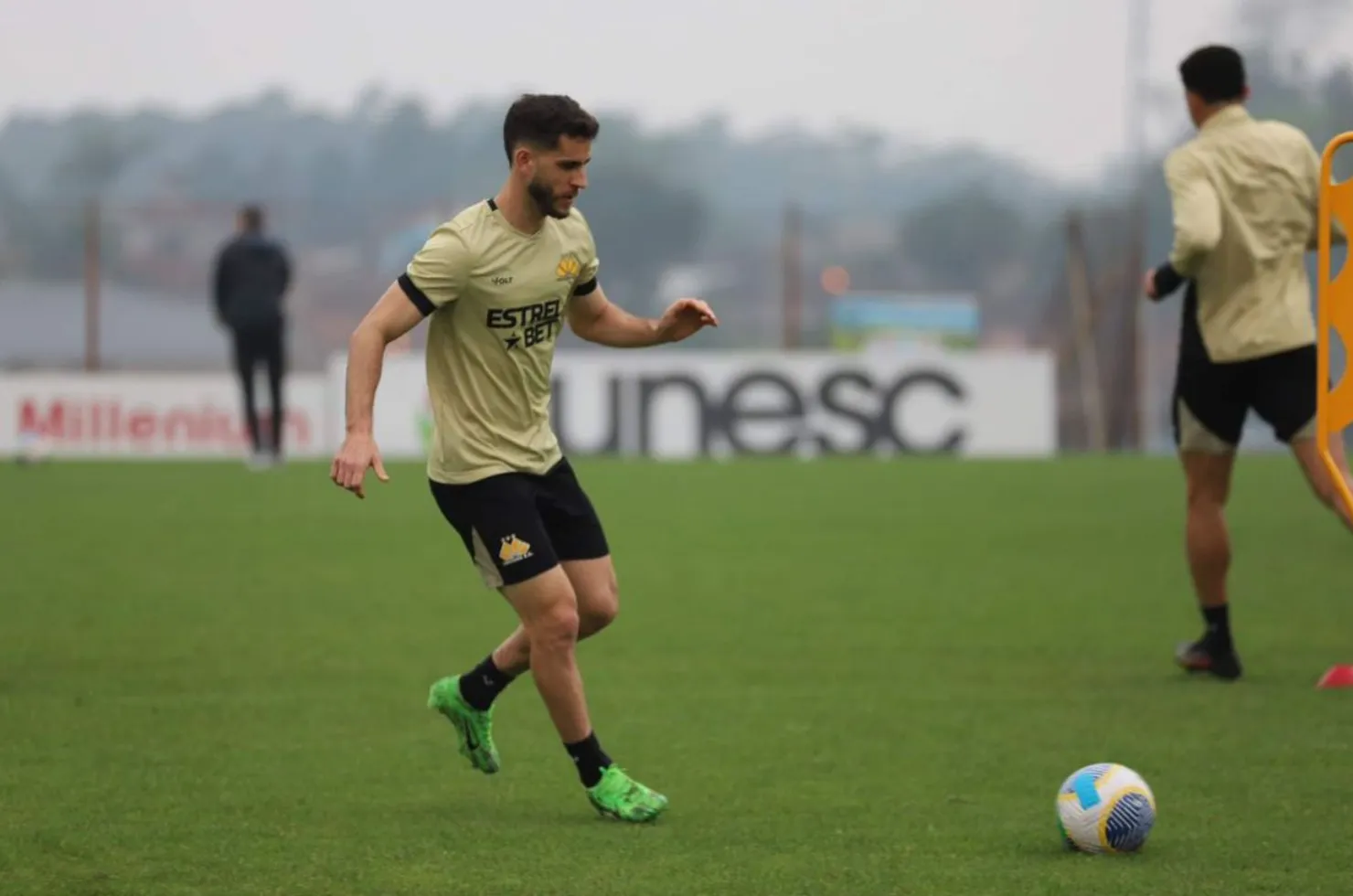 Fellipe Matheus durante treino pelo Criciúma