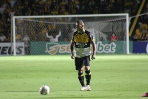 Trauco volta da Seleção do Peru e se reapresenta no Criciúma