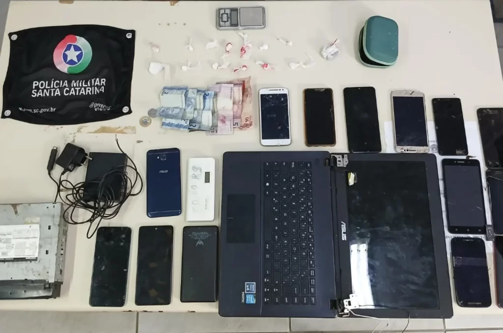 Polícia realiza operação no bairro Santa Luzia em Criciúma, apreendendo drogas e produtos eletrônicos sem nota fiscal durante cumprimento de mandado de prisão
