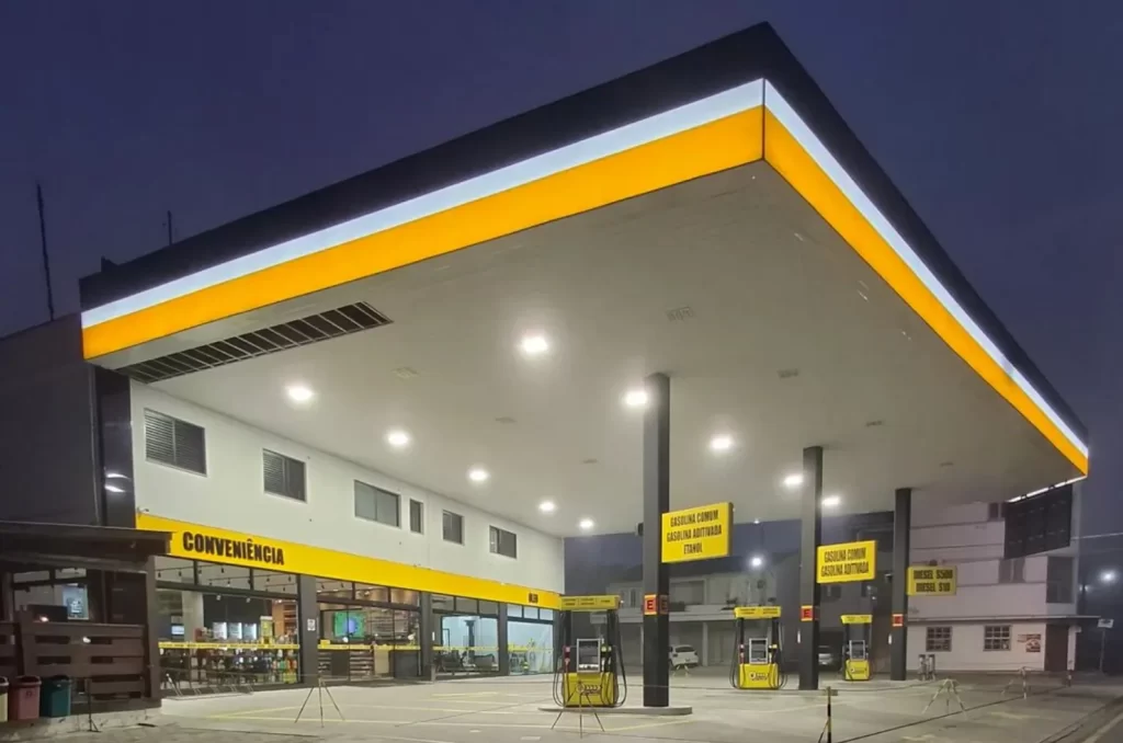 Trio invade posto de combustíveis pelo telhado e furta dinheiro